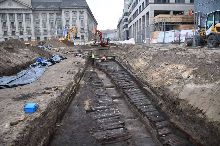 Дощатая дамба 13 века найдена под центром Берлина (Фото)