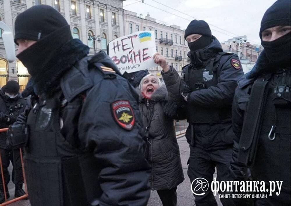 Антивоенная акция в Петербурге прошла с жесткими задержаниями стариков, детей, журналистов