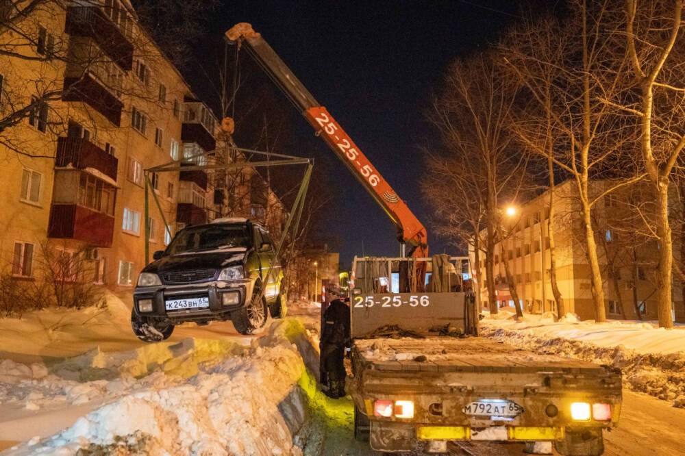 Ночью в Южно-Сахалинске эвакуировали мешающие расчистке машины