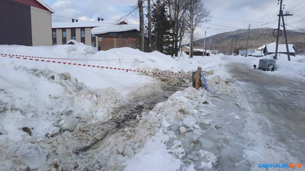 С водой на дороге в Тымовском никто не в силах справиться