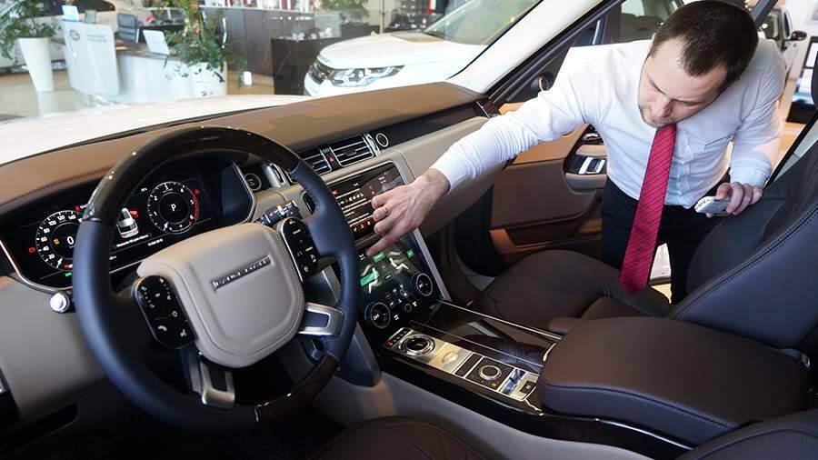 Jaguar Land Rover приостановил отгрузку машин российским дилерам