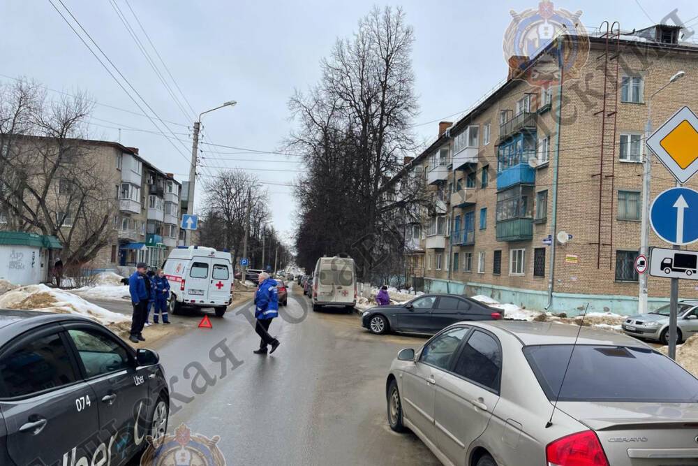 В Новомосковске от колес машины Скорой помощи пострадала женщина