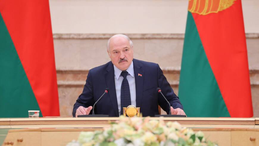 Лукашенко заявил, что гражданам выгоднее хранить сбережения в белорусских рублях
