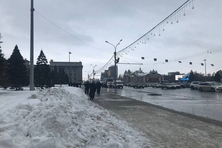 Полиция оцепила пустую площадь Ленина в Новосибирске