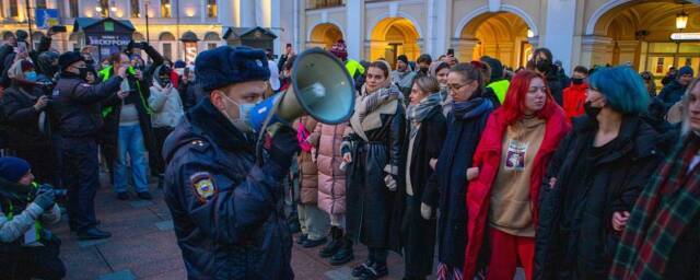 В суды Петербурга попали 140 дел за участие в незаконной антивоенной акции