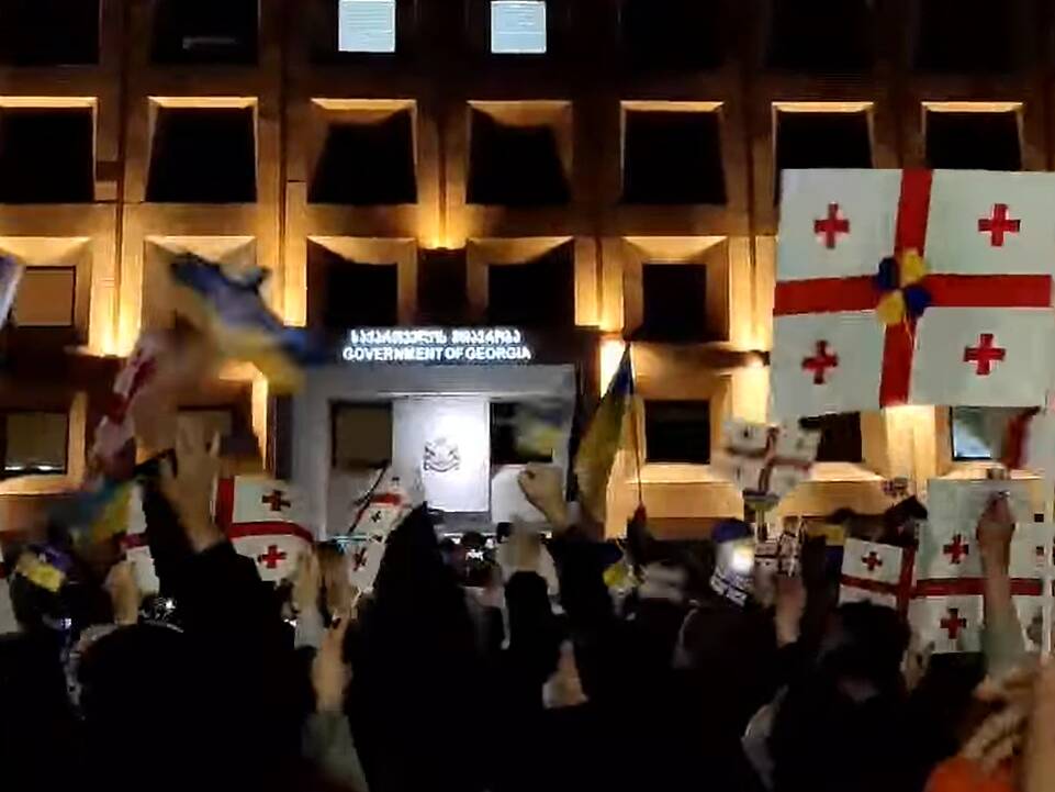 Премьер Грузии не поддержал санкции против России. На улицы Тбилиси вышли тысячи человек с требованием его отставки