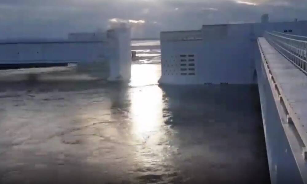 Петербургскую дамбу перекрыли из-за угрозы наводнения