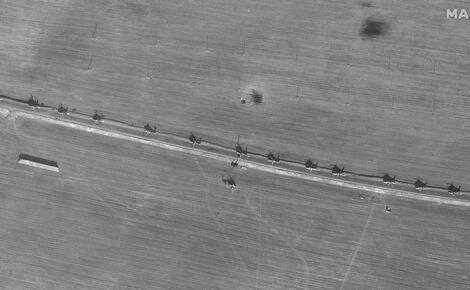 Maxar опубликовала спутниковые снимки с вертолетами РФ в 90 милях от Киева