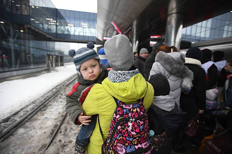 "Спасибо России! Спасибо Путину!": эвакуация из Донбасса продолжается