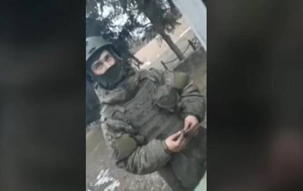 Солдат РФ говорил с жителями Сум о сдаче в плен