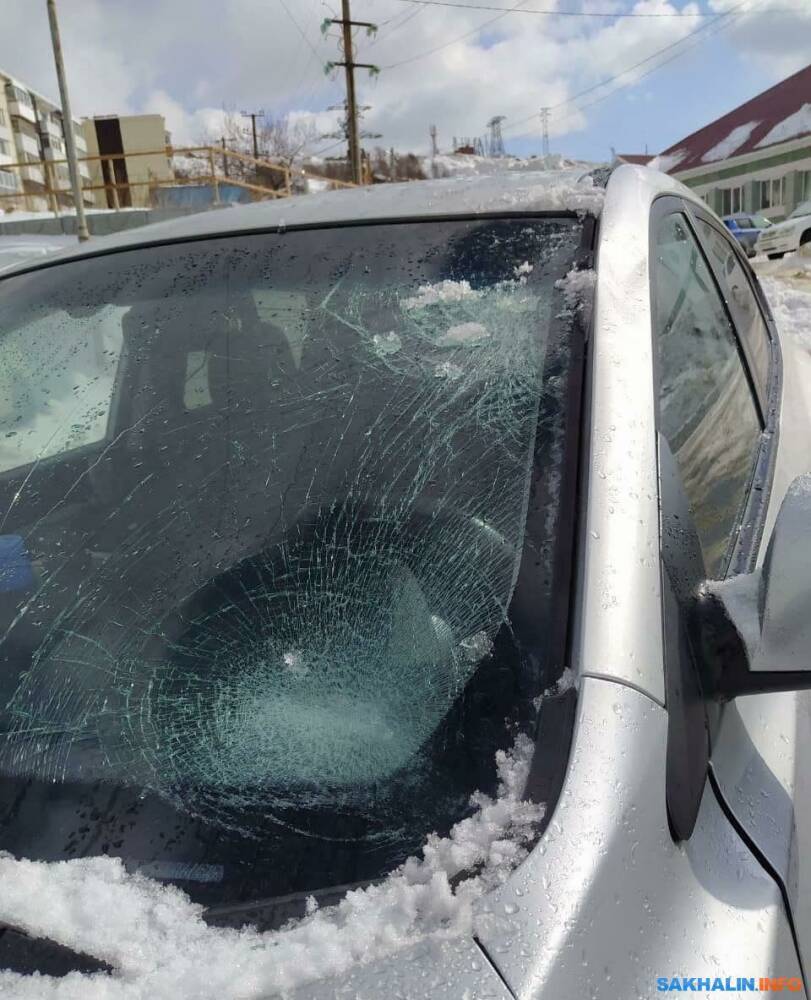На машину сахалинки рухнул лед с крыши дома