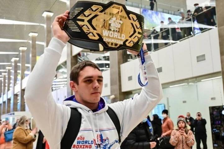 Боксер из Минусинска Марк Петровский победил техническим нокаутом в первом профессиональном бою