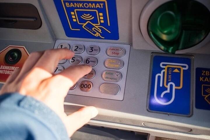Новосибирская писательница пожаловалась на проблемы со снятием денег в банкомате