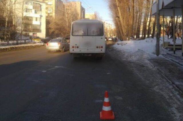 В Томске мужчина выпал из маршрутки и умер из-за халатности водителя
