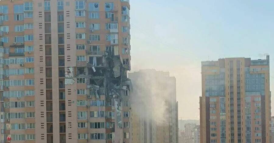 В Киеве при обстреле аэропорта Жуляны снаряд попал в высотный жилой дом