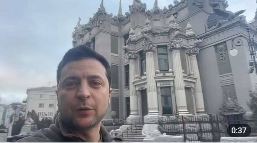 Зеленский обратился к украинцам на фоне Дома с химерами на Банковой: он здесь и Киев не оставит