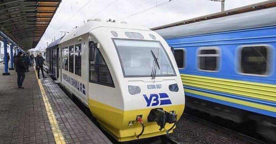 Мининфраструктуры: Поезда продолжают движение, небо закрыто, преступления РФ против Украины фиксируются