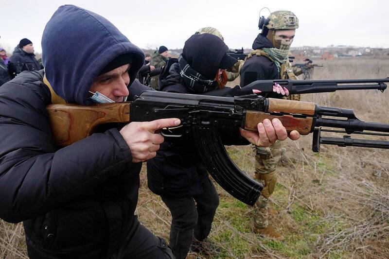 Захарова предупредила о последствиях раздачи оружия населению Украины