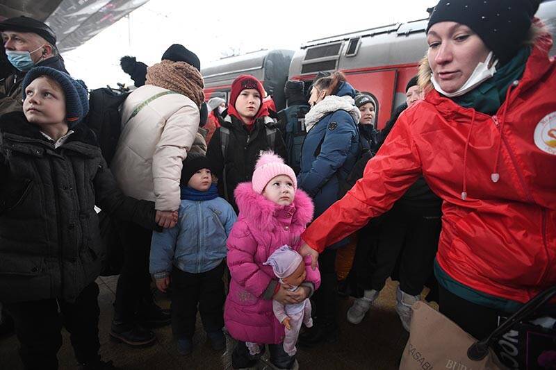 Эвакуированным жителям Донбасса помогают найти работу на новом месте