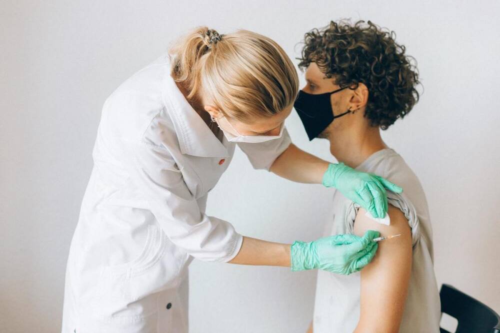 Ещё 700 человек вакцинировались в Псковской области