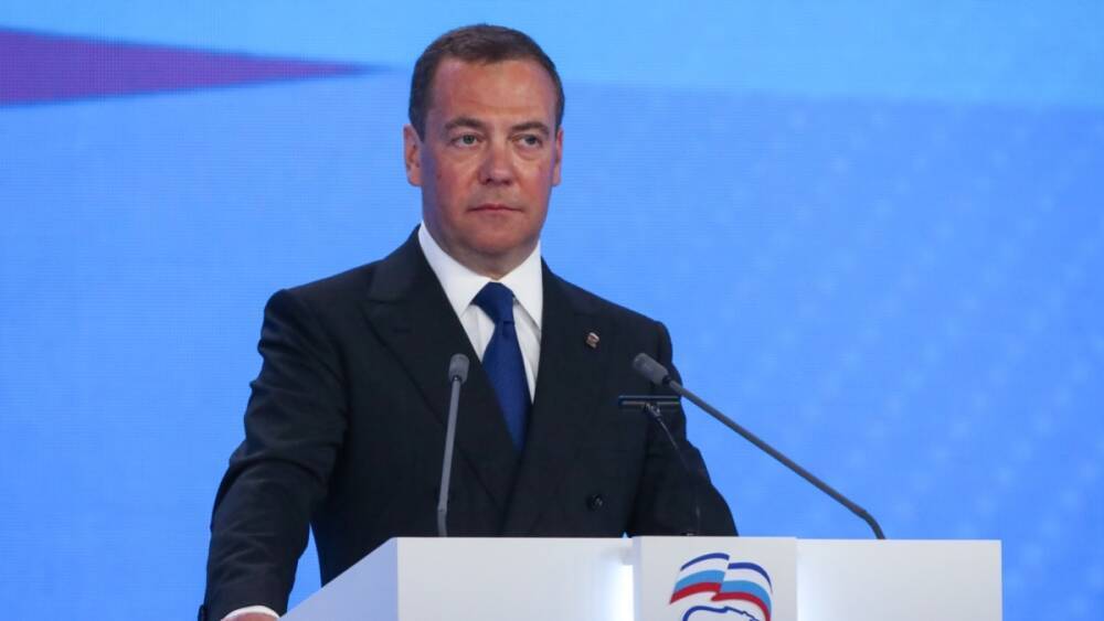 Медведев: санкции - повод для пересмотра отношений с США и ЕС