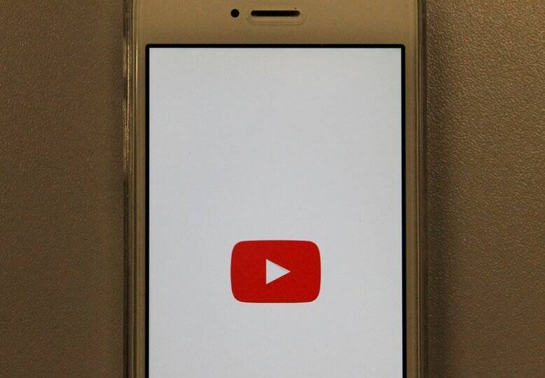 Сотни каналов и тысячи видео на YouTube удалил Google на фоне событий на Украине