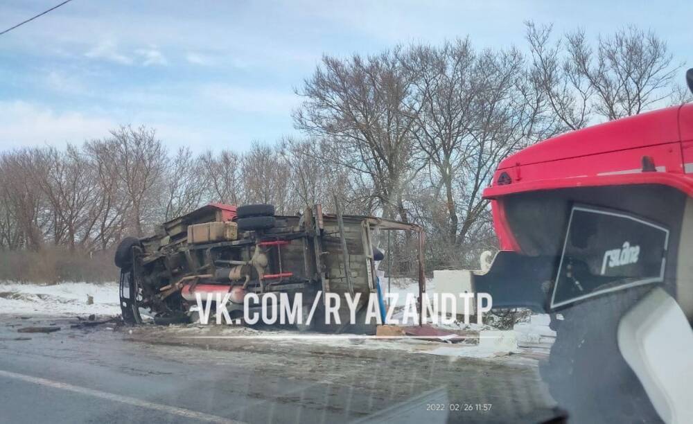 В ДТП с опрокинувшимся грузовиком в Спасском районе пострадал 23-летний пассажир