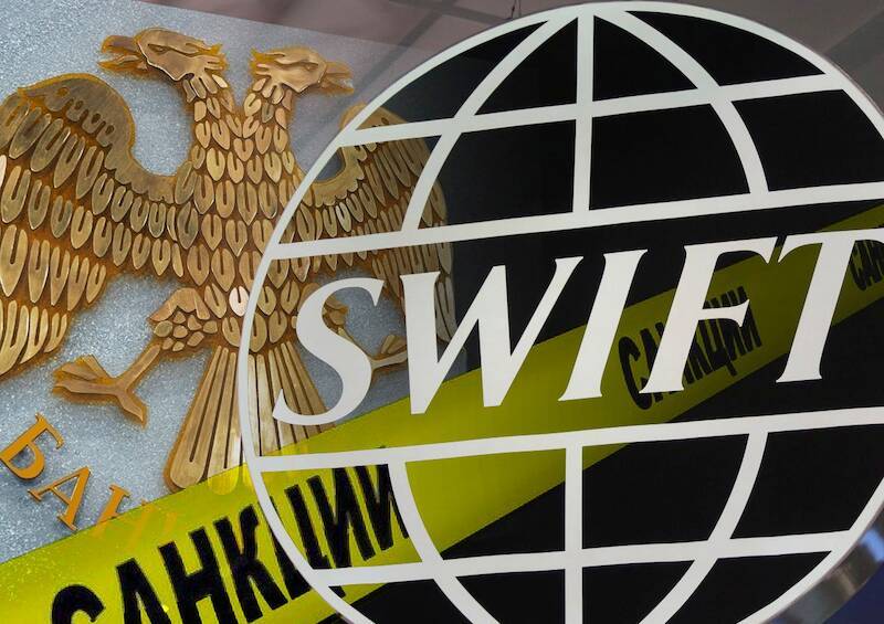 Экономисты разъяснили, чем грозит России отключение от системы SWIFT и санкции против Банка России