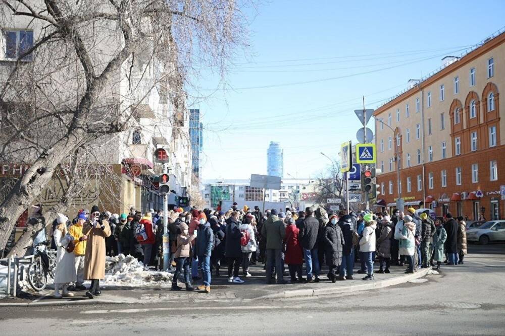 Антивоенный пикет «Яблока» в Екатеринбурге оказался несогласованным. Людей задерживают