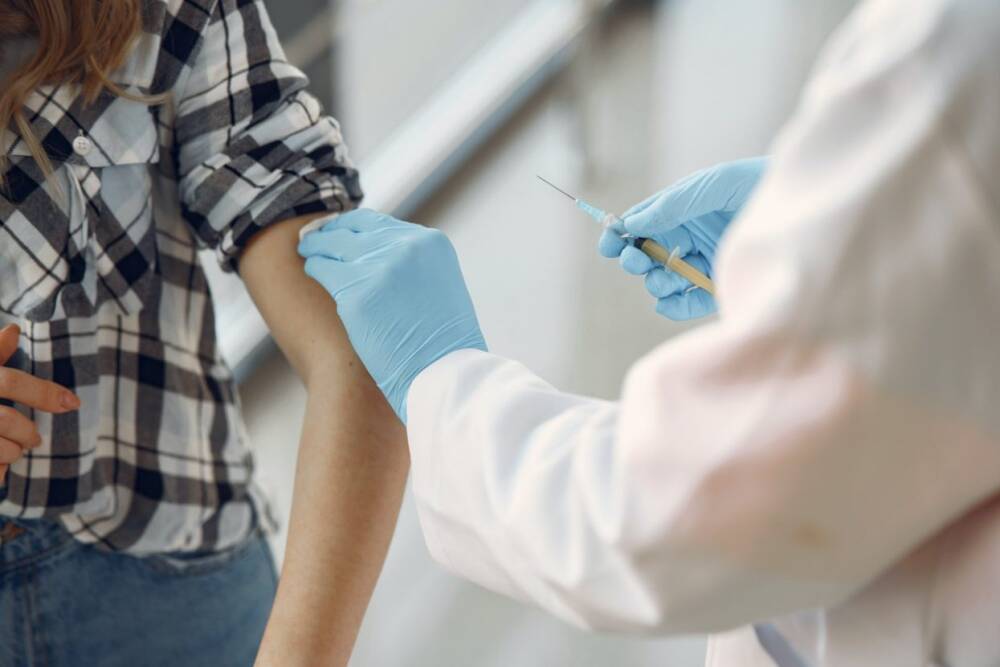 У подростков в США заметили осложнение после прививки от ковида