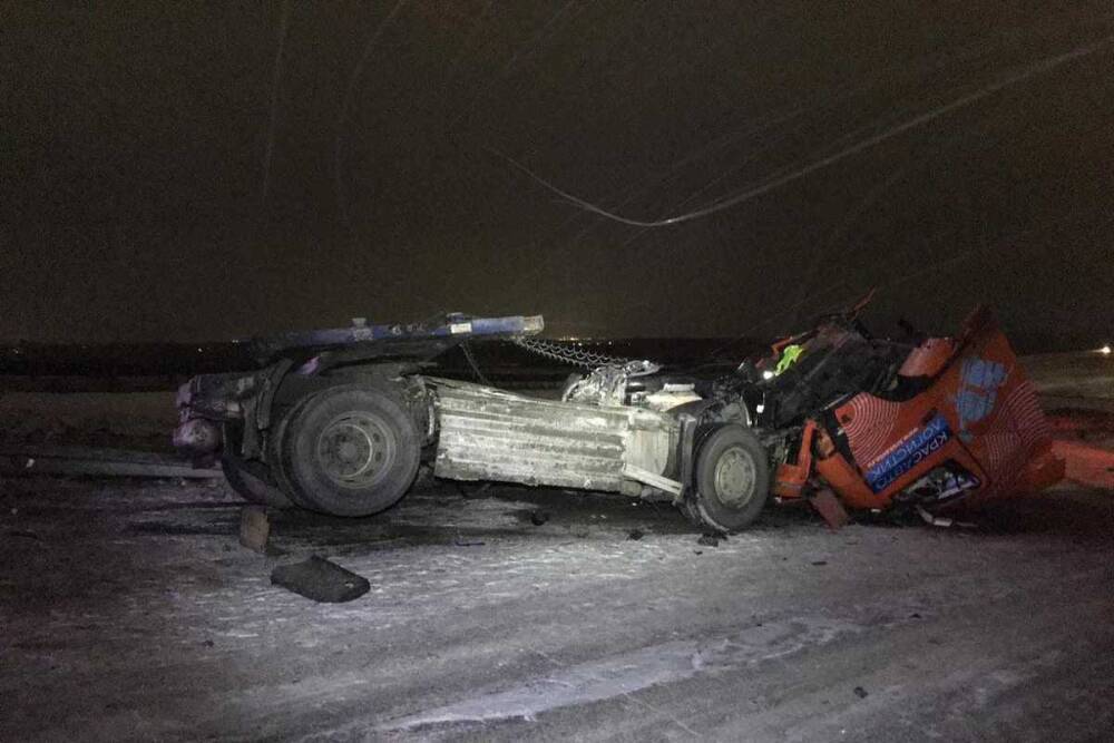52-летний водитель грузовика Volvo погиб в ночном ДТП под Красноярском