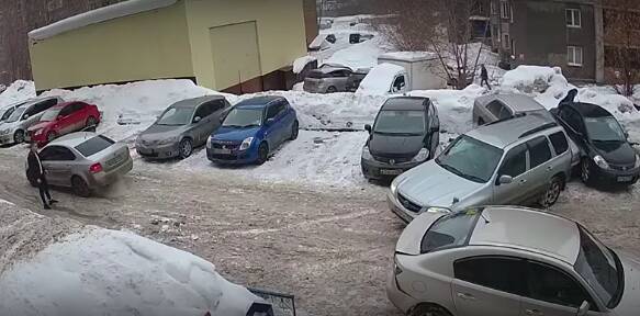 В Новосибирске водитель "Мазды" перепутала педали газа и тормоза - видео