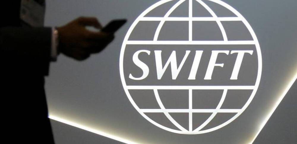 Російські банки відключають від системи SWIFT, а резервні $650 млрд ЦБ Росії заморожують