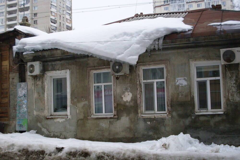 Снежные крыши продолжают представлять опасность для жителей Саратова