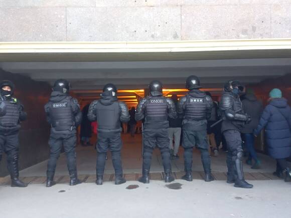 В Петербурге силовики перекрыли вход к Гостиному двору, где проходила протестная акция (фото)