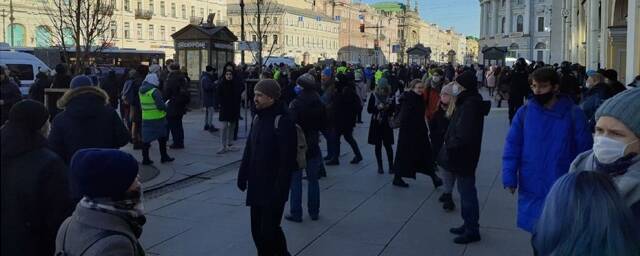 В Петербурге под конец антивоенного митинга полицейские начали массово задерживать людей