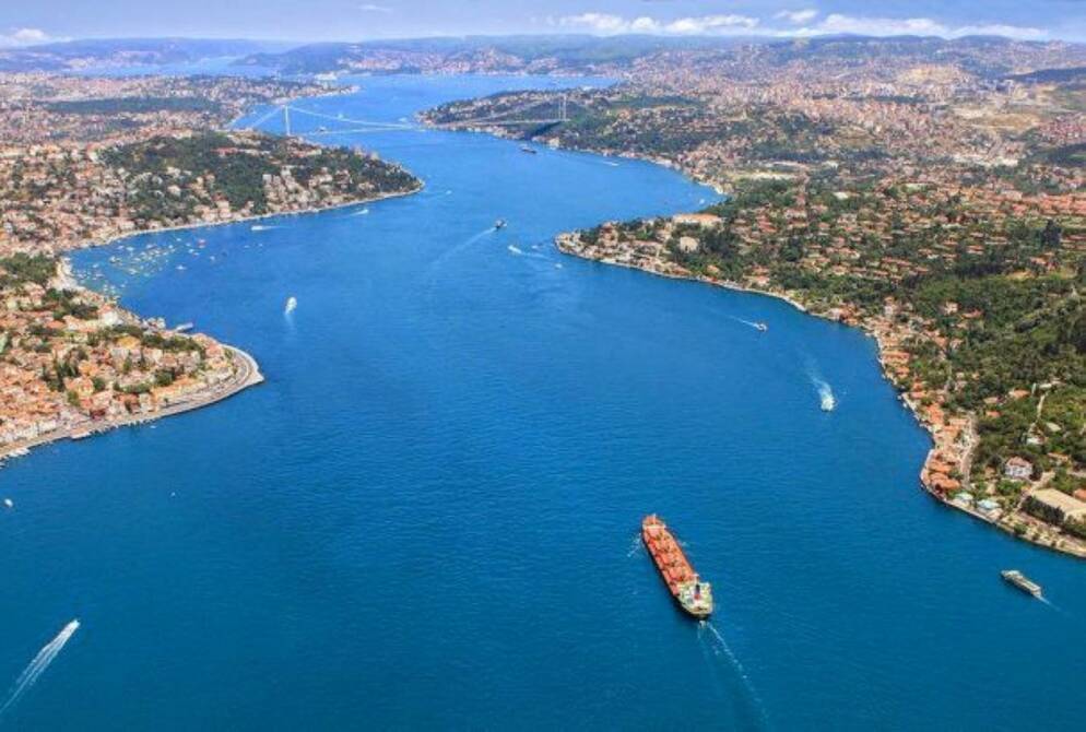 Турция закрывает проливы Босфор и Дарданеллы для кораблей РФ