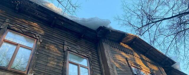 В Выборгском районе Петербурга с крыши исторического дома над тротуаром свисают глыбы наледи