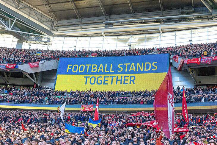«Футбол вместе». Болельщики Ливерпуля и Челси поддержали Украину