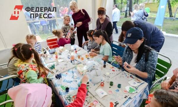 Дети из Донбасса рисунками благодарят волонтеров и Россию за помощь