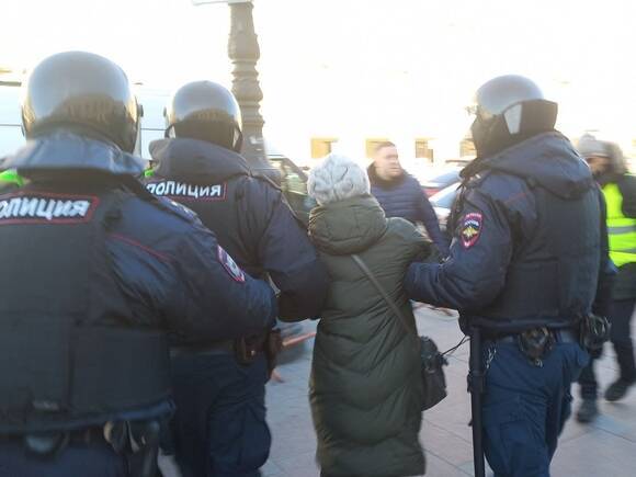 В Петербурге на антивоенной акции задержали рекордное число человек