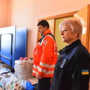 Запорожские волонтеры и спасатели передают помощь переселенцам. Фото