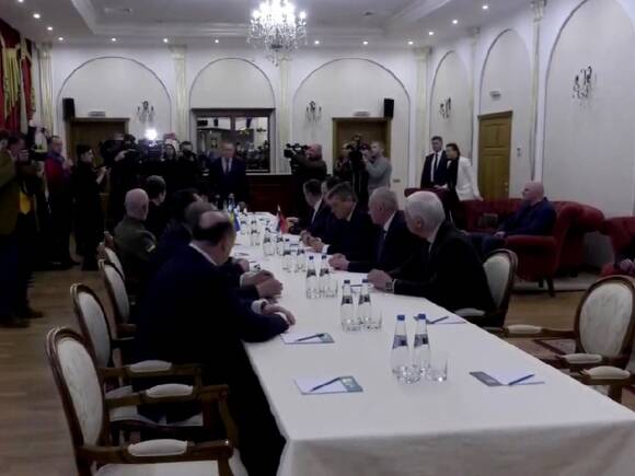 Переговоры между Россией и Украиной начались в Белоруссии