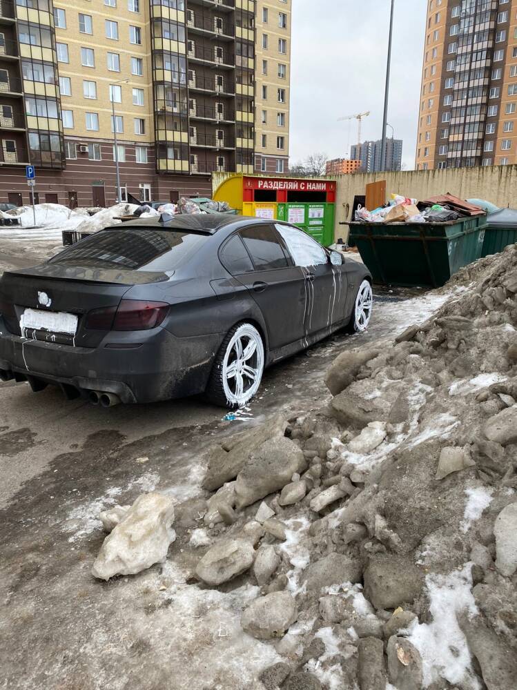 Владельцу BMW в Мурино подарили бесплатный «тюнинг» за неудачную парковку — фото