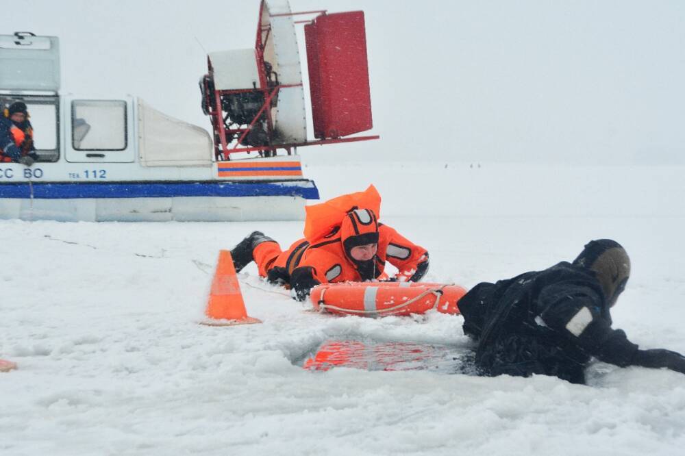 Тело провалившейся под лёд женщины достали в Воронежской области