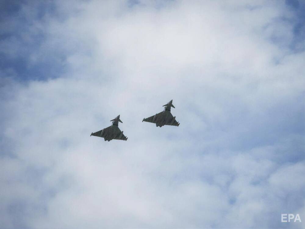 Британские ВВС подняли истребители "Тайфун" для сопровождения российских военных самолетов