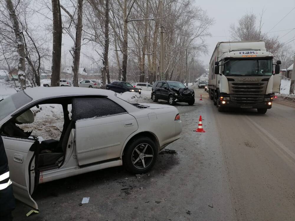 24-летний парень погиб в столкновении Mark II и Mercedes-Benz в Новосибирске
