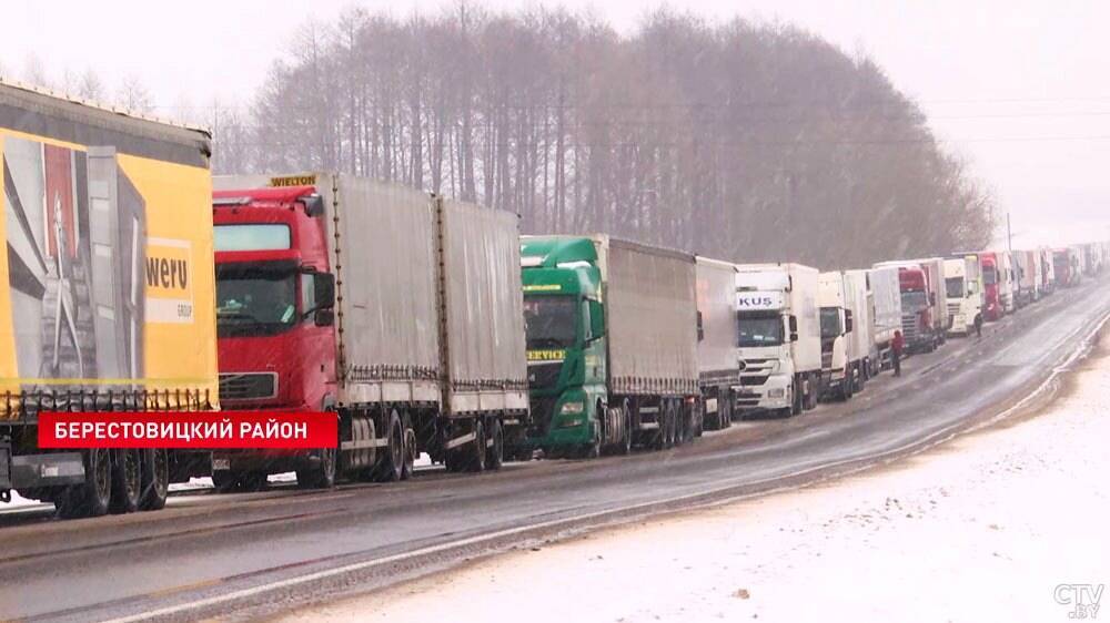 Очередь растянулась на 16 км. Почему многотысячное скопление грузовиков на белорусской границе невыгодно самому ЕС? (+видео)