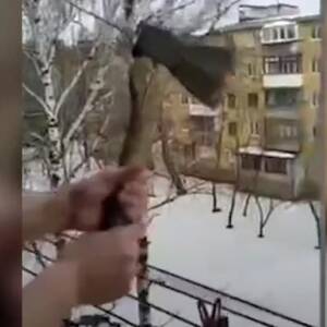 В Мариуполе тиктокер бросал топор с балкона ради вирусного видео
