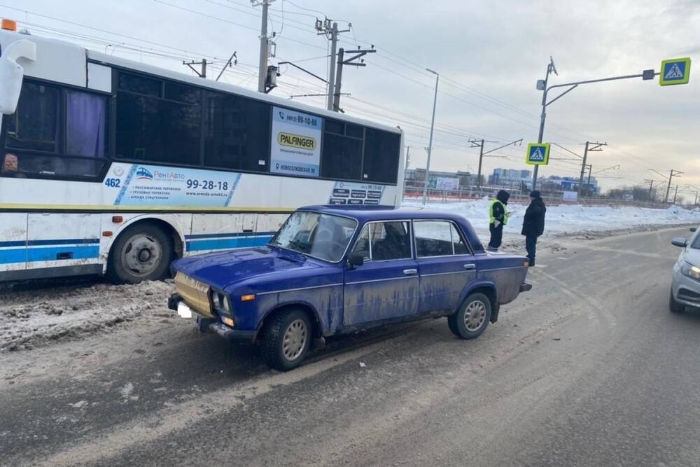 На улице Халтурина в Рязани водитель ВАЗа сбил 21-летнюю девушку